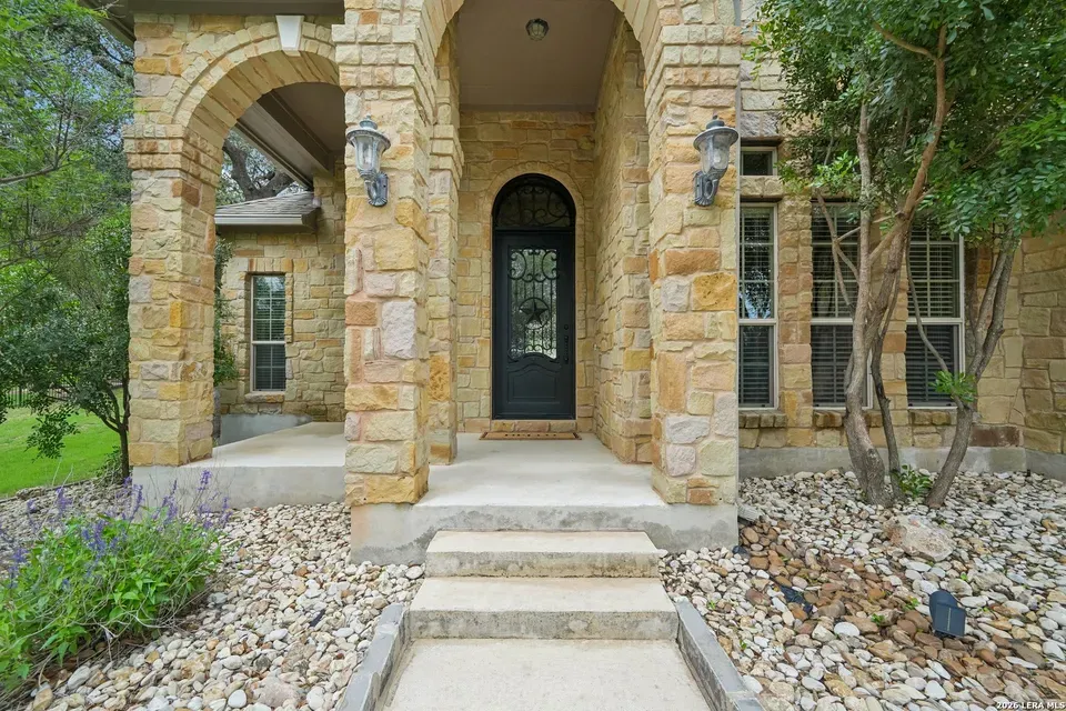 4 Bed 3 Bath Established Contemporary Home in New Braunfels, TX - 2