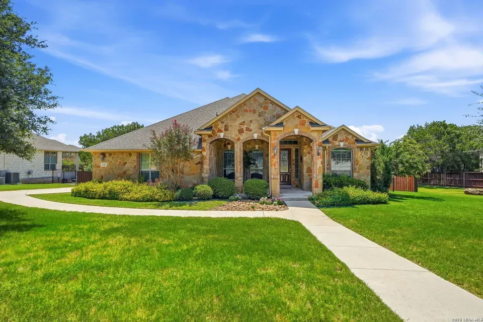 4 Bed 3 Bath Established Contemporary Home in New Braunfels, TX