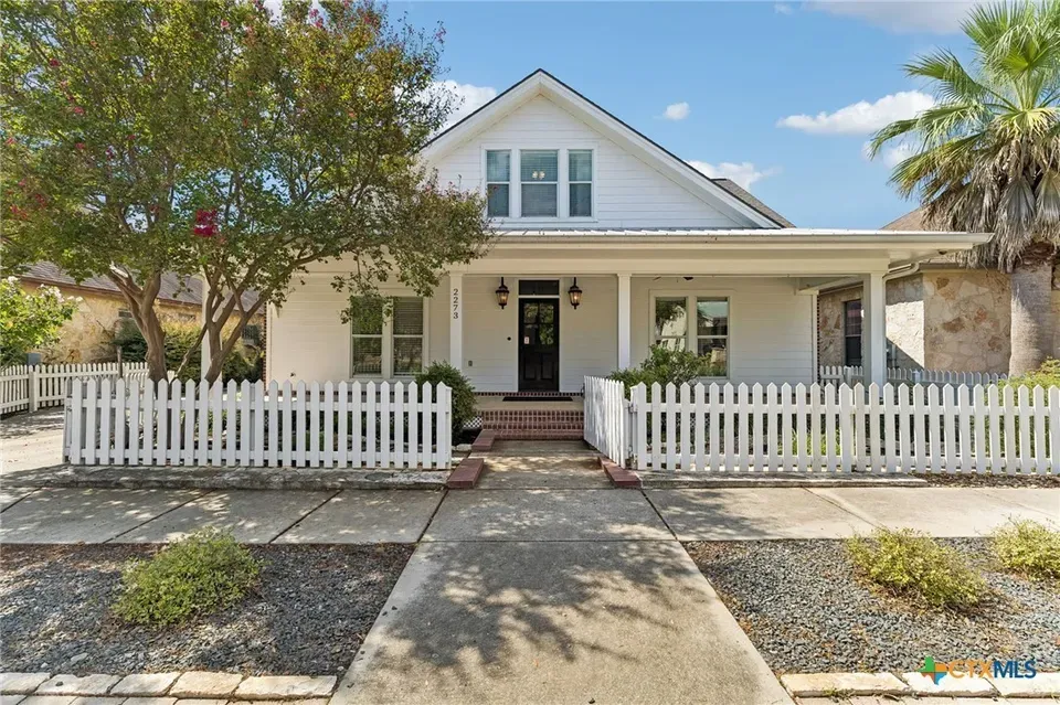 4 Bed 3 Bath Established Contemporary Home in New Braunfels, TX - 1