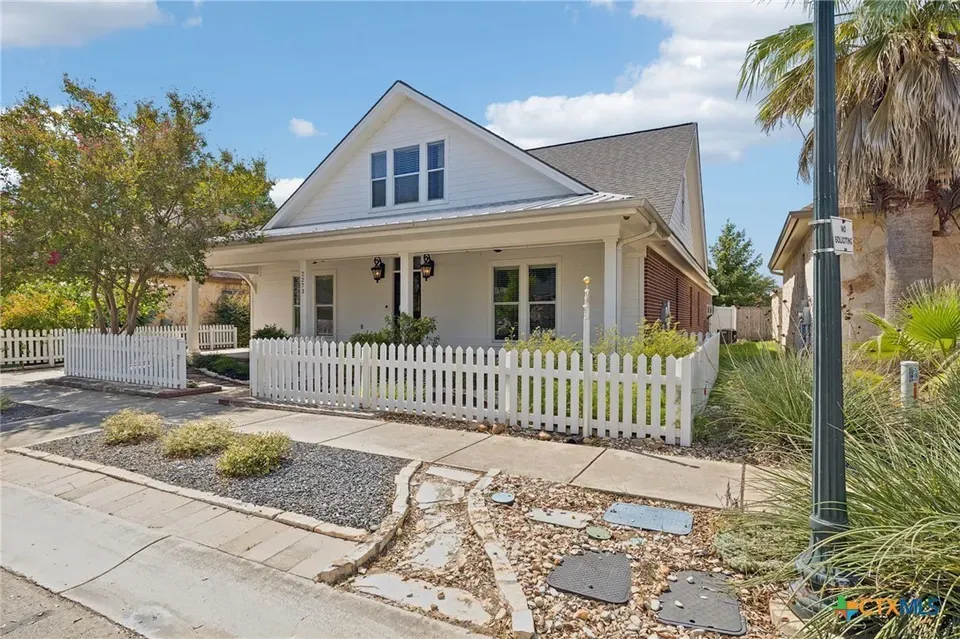 4 Bed 3 Bath Established Contemporary Home in New Braunfels, TX - 2