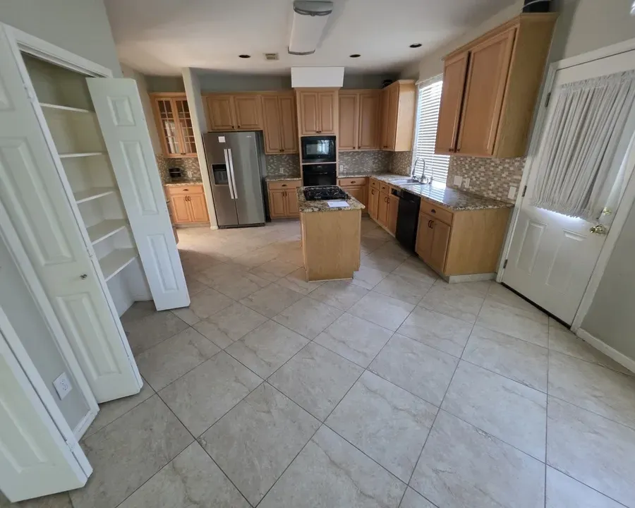4 Bed 3 Bath Established Contemporary Home in Pearland, TX - 2