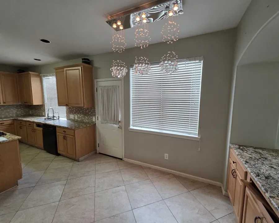 4 Bed 3 Bath Established Contemporary Home in Pearland, TX - 5