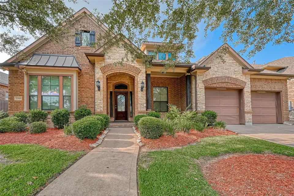 4 Bed 3 Bath Established Contemporary Home in Pearland, TX