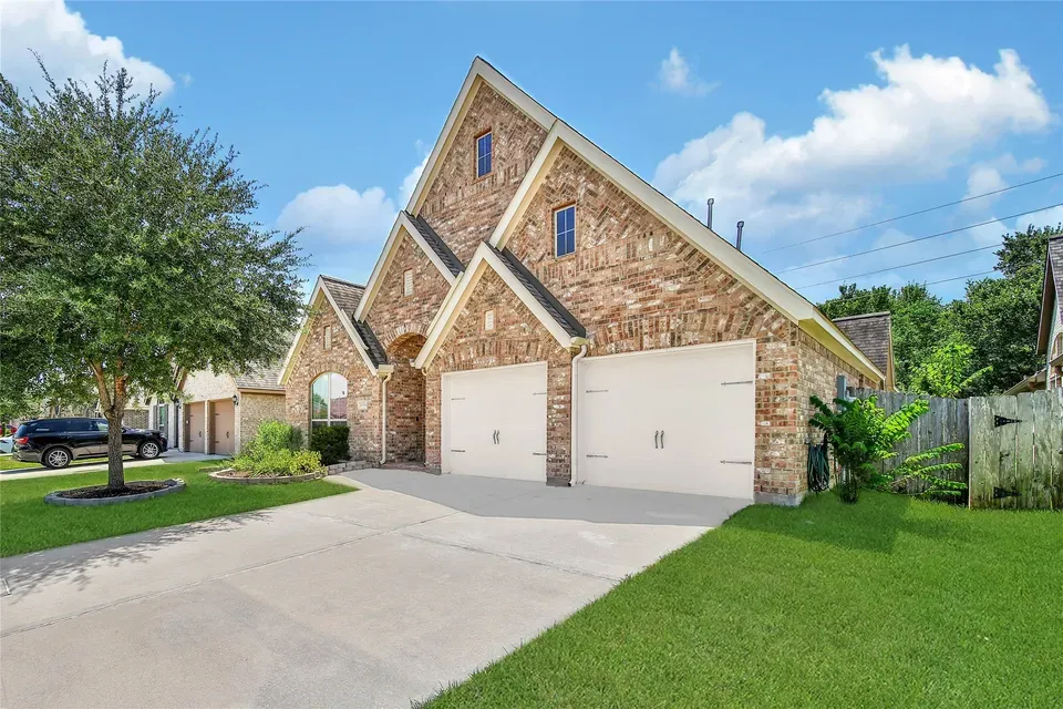 4 Bed 3 Bath Established Contemporary Home in Pearland, TX - 2