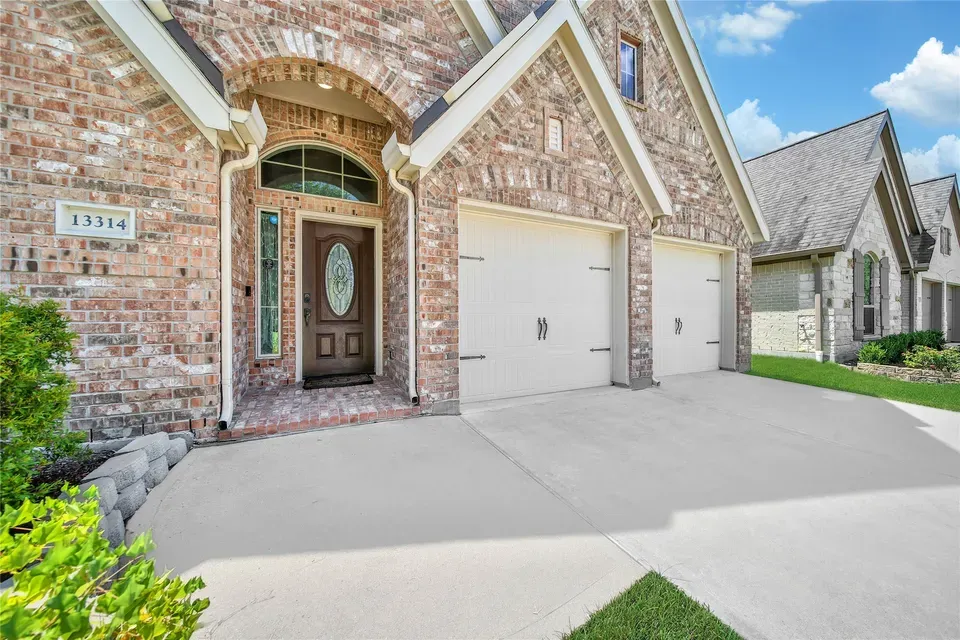4 Bed 3 Bath Established Contemporary Home in Pearland, TX - 3