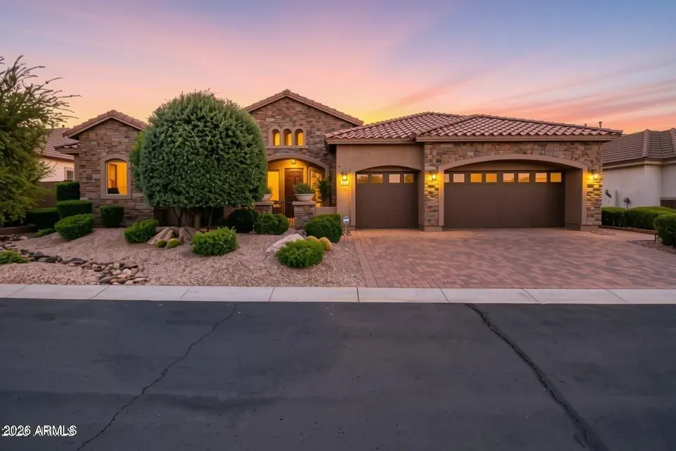 4 Bed 3 Bath Established Contemporary Home in Phoenix, AZ - 1