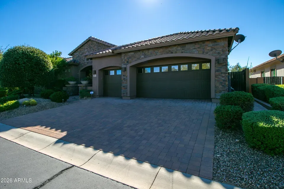 4 Bed 3 Bath Established Contemporary Home in Phoenix, AZ - 2