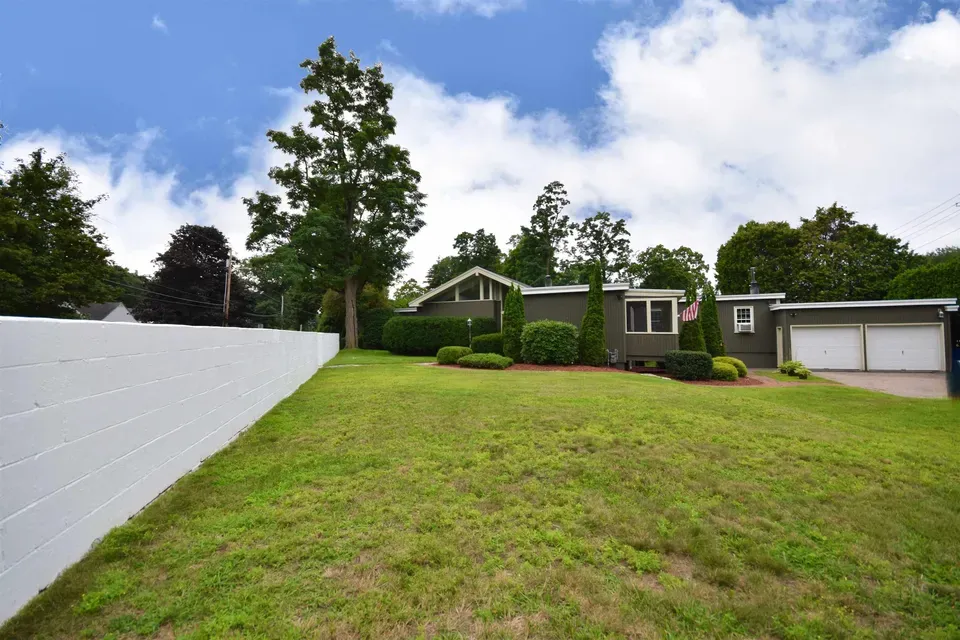 4 Bed 3 Bath Established Mid-Century Residence in Burlington, VT - 2