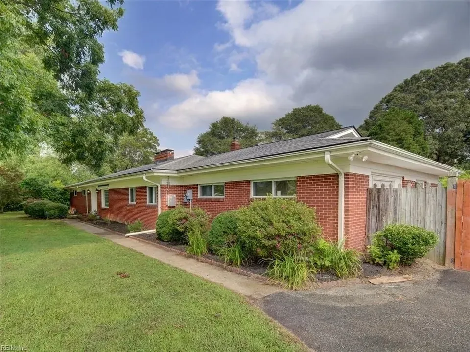4 Bed 3 Bath Established Mid-Century Residence in Chesapeake, VA - 2
