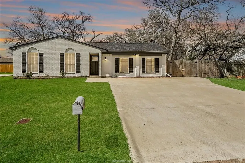 4 Bed 3 Bath Established Mid-Century Residence in College Station, TX