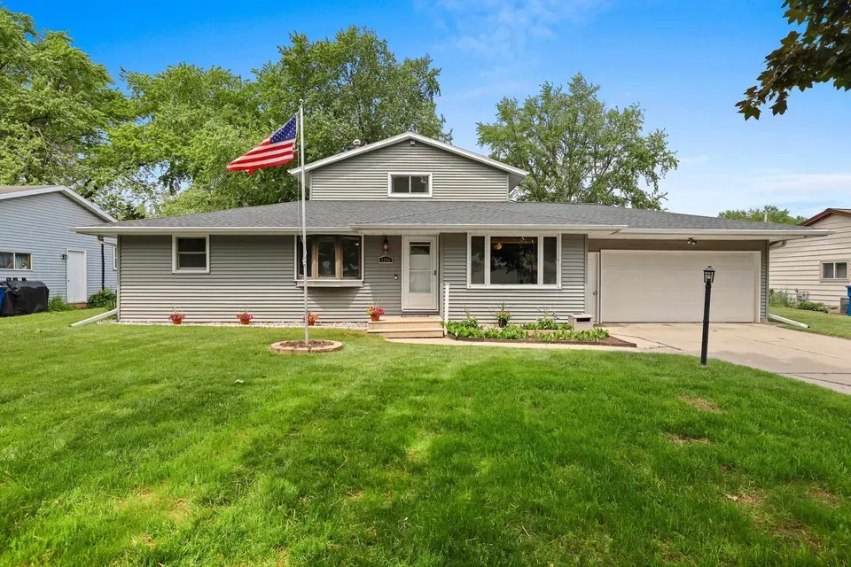 4 Bed 3 Bath Established Mid-Century Residence in Green Bay, WI