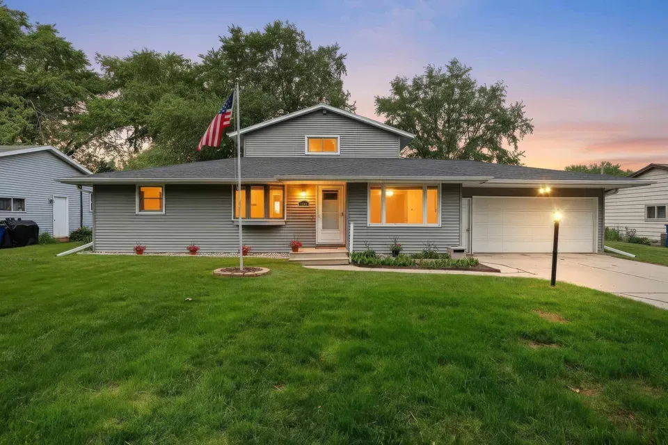 4 Bed 3 Bath Established Mid-Century Residence in Green Bay, WI - 2