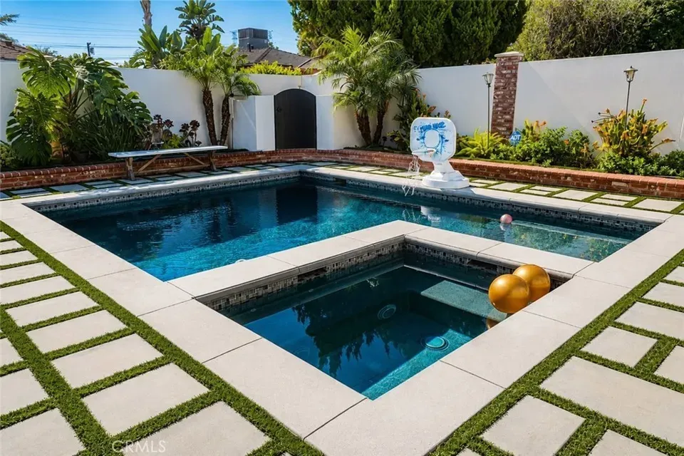 4 Bed 3 Bath Established Mid-Century Residence in Los Angeles, CA - 2