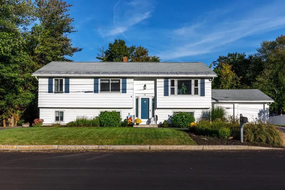 4 Bed 3 Bath Established Mid-Century Residence in Manchester, NH