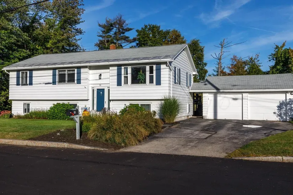 4 Bed 3 Bath Established Mid-Century Residence in Manchester, NH - 2