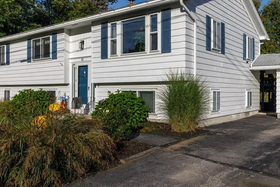 4 Bed 3 Bath Established Mid-Century Residence in Manchester, NH - 3