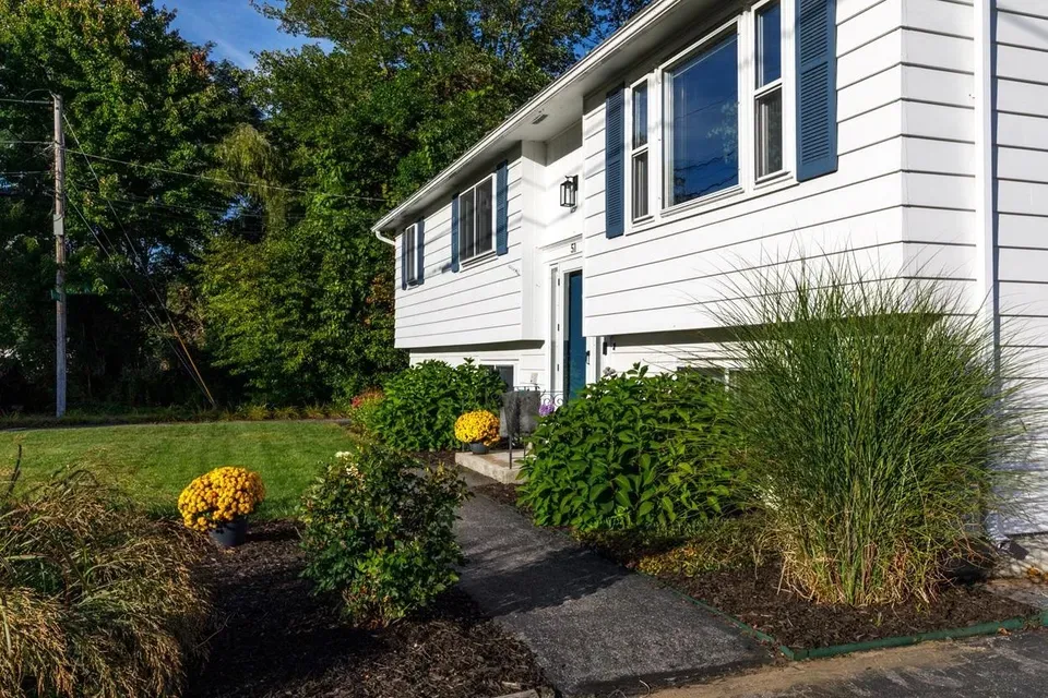 4 Bed 3 Bath Established Mid-Century Residence in Manchester, NH - 4