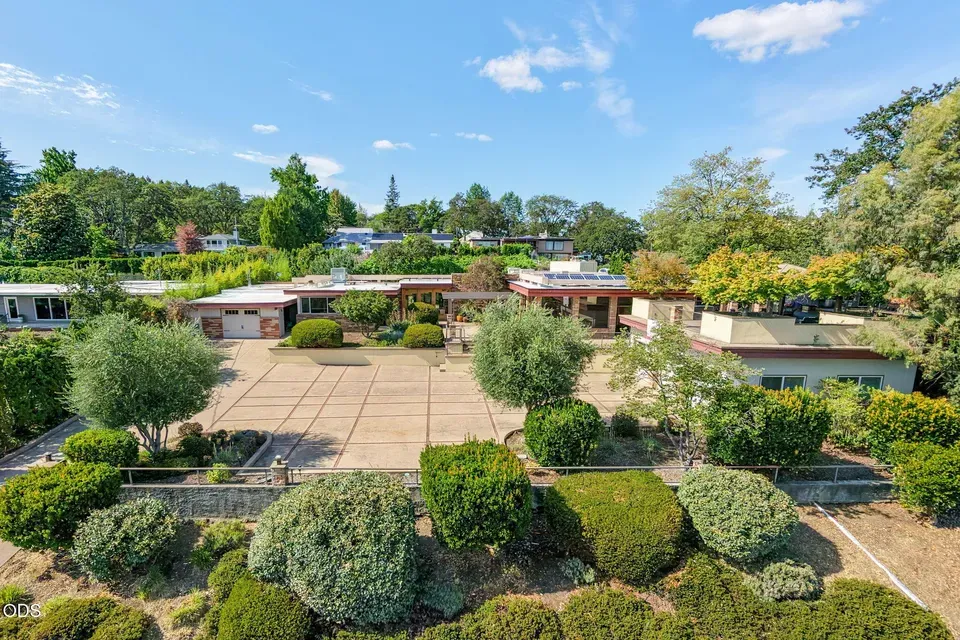4 Bed 3 Bath Established Mid-Century Residence in Medford, OR - 2