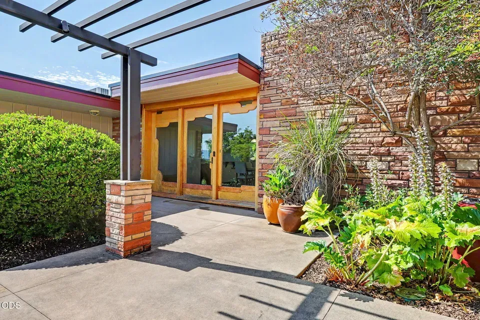 4 Bed 3 Bath Established Mid-Century Residence in Medford, OR - 3