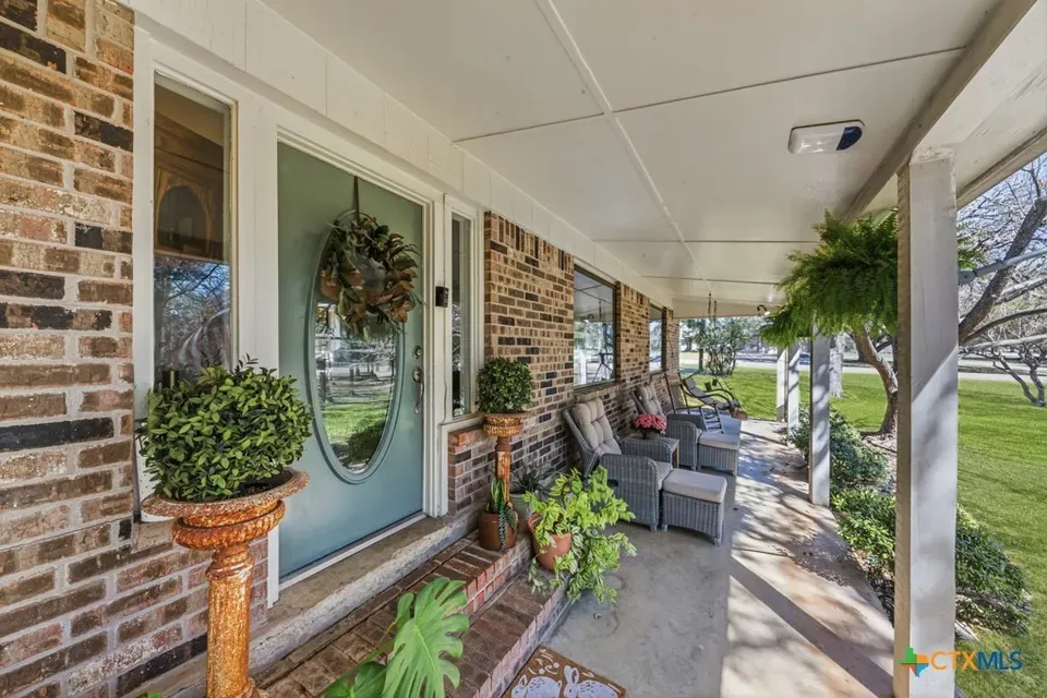 4 Bed 3 Bath Established Mid-Century Residence in New Braunfels, TX - 2