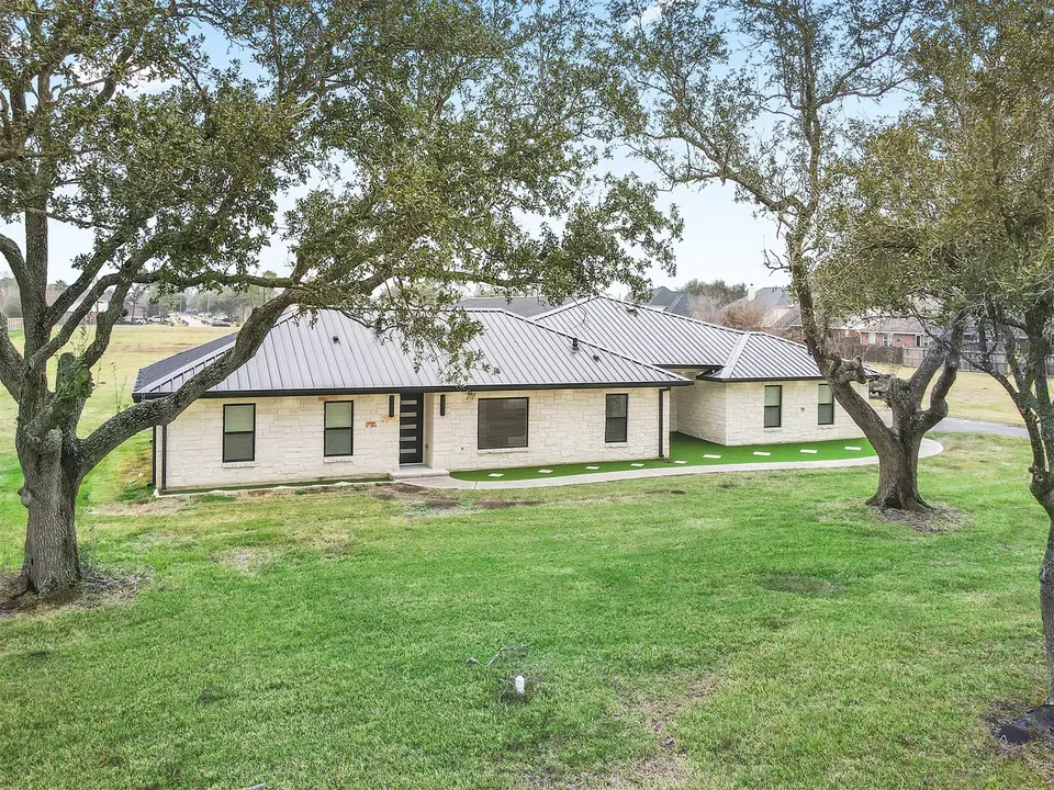 4 Bed 3 Bath Established Mid-Century Residence in Pearland, TX - 1