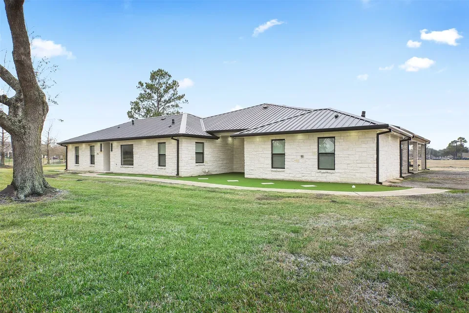 4 Bed 3 Bath Established Mid-Century Residence in Pearland, TX - 3