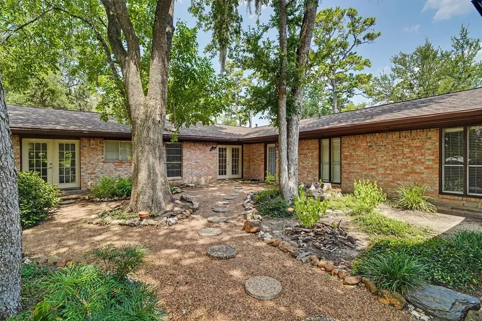 4 Bed 3 Bath Established Mid-Century Residence in Pearland, TX