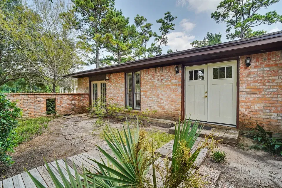 4 Bed 3 Bath Established Mid-Century Residence in Pearland, TX - 2