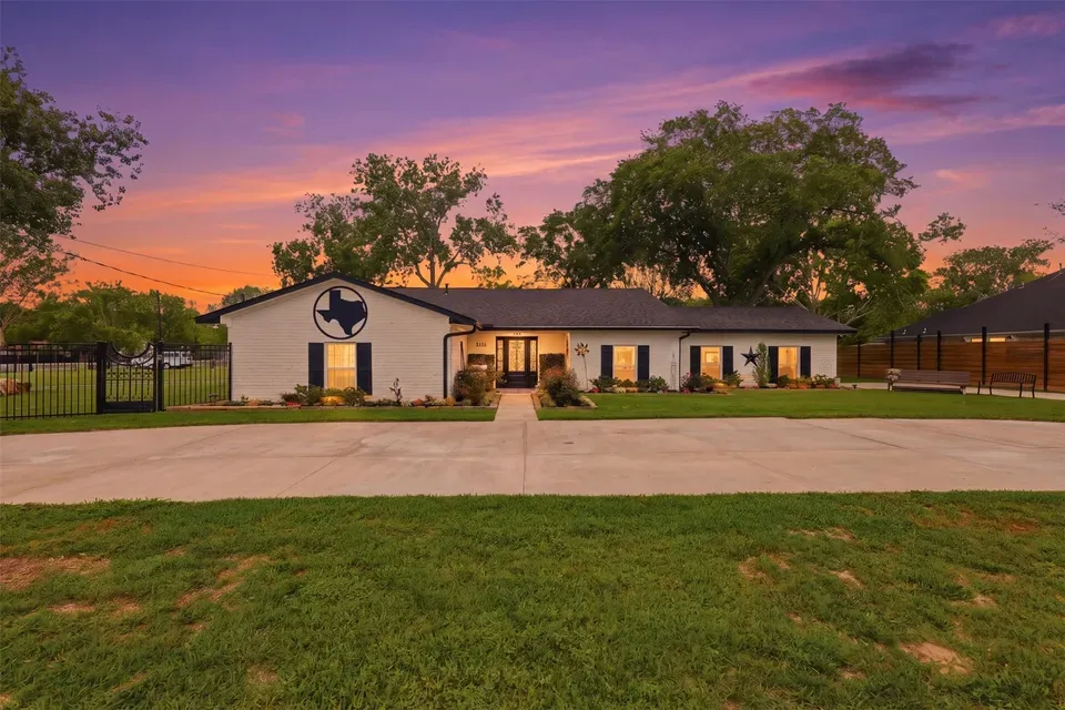 4 Bed 3 Bath Established Mid-Century Residence in Pearland, TX - 1