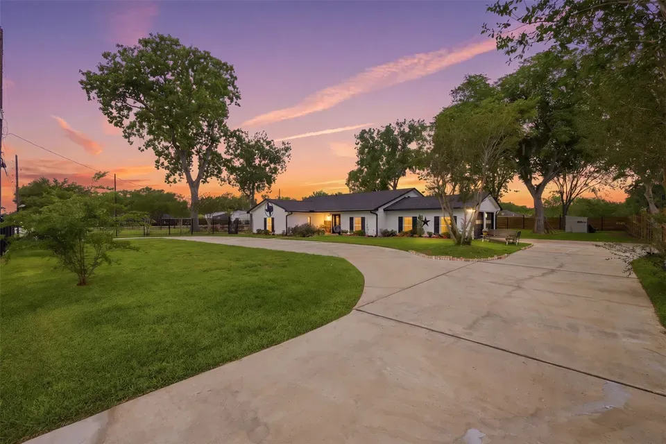 4 Bed 3 Bath Established Mid-Century Residence in Pearland, TX - 2