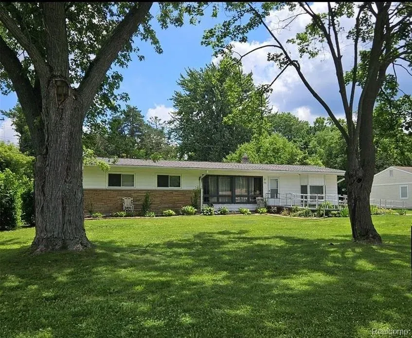 4 Bed 3 Bath Established Mid-Century Residence in Troy, MI