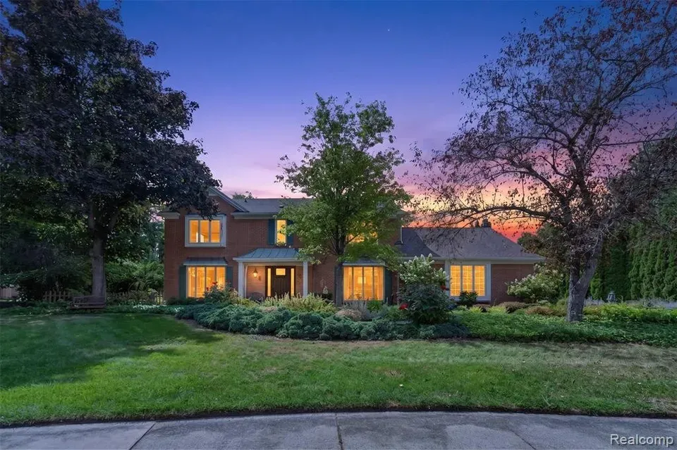 4 Bed 3 Bath Established Mid-Century Residence in Troy, MI