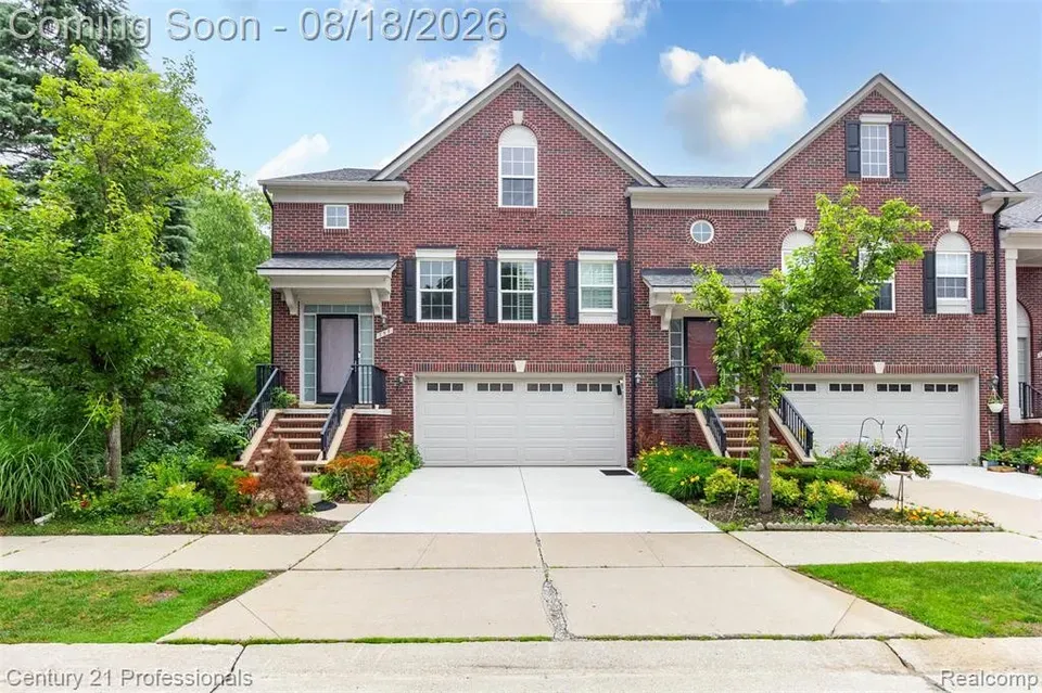 4 Bed 3 Bath Established Multi-Level Townhouse in Troy, MI
