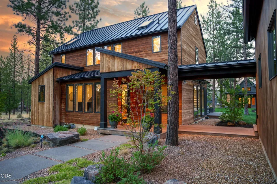 4 Bed 3 Bath Modern Architectural Estate in Bend, OR