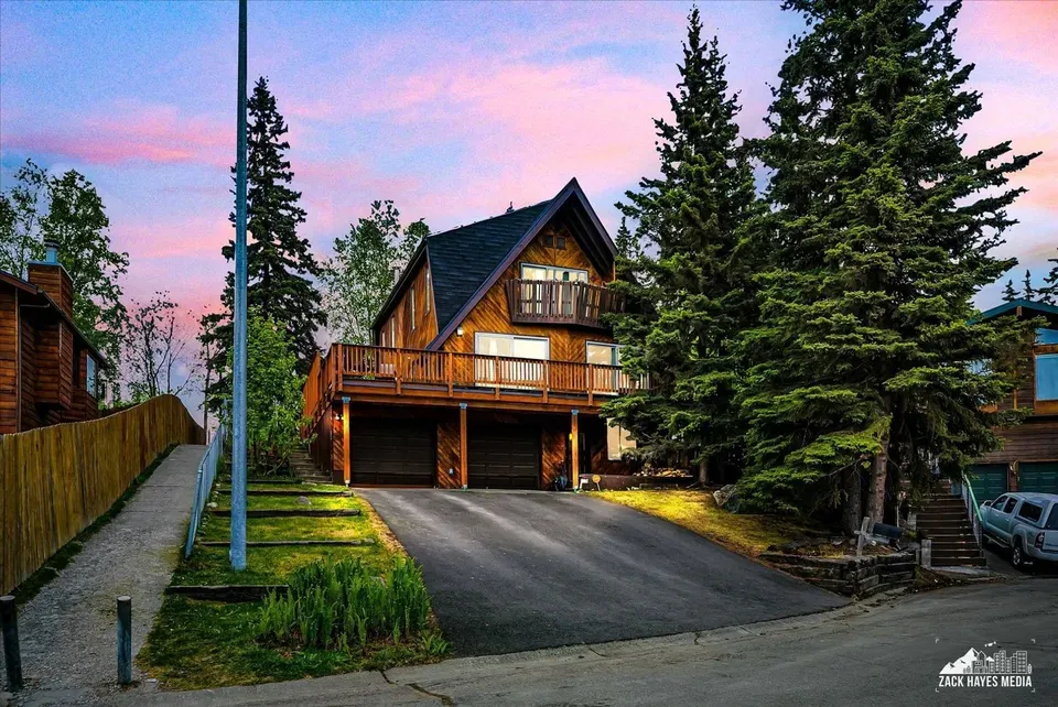 4 Bed 3 Bath Modern Contemporary Residence in Anchorage, AK