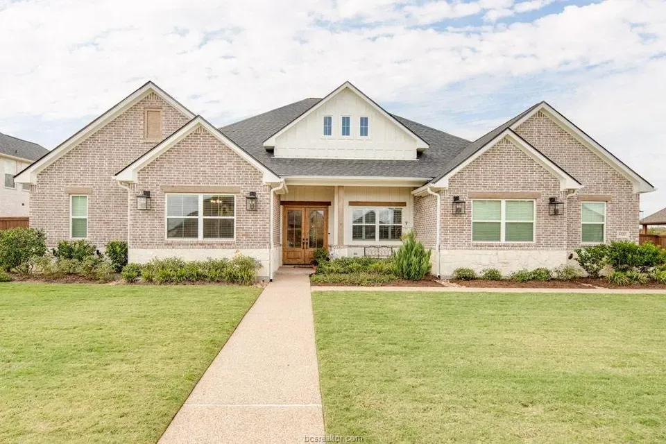 4 Bed 3 Bath Modern Contemporary Residence in College Station, TX - 1