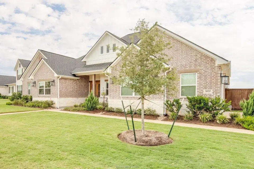 4 Bed 3 Bath Modern Contemporary Residence in College Station, TX - 2