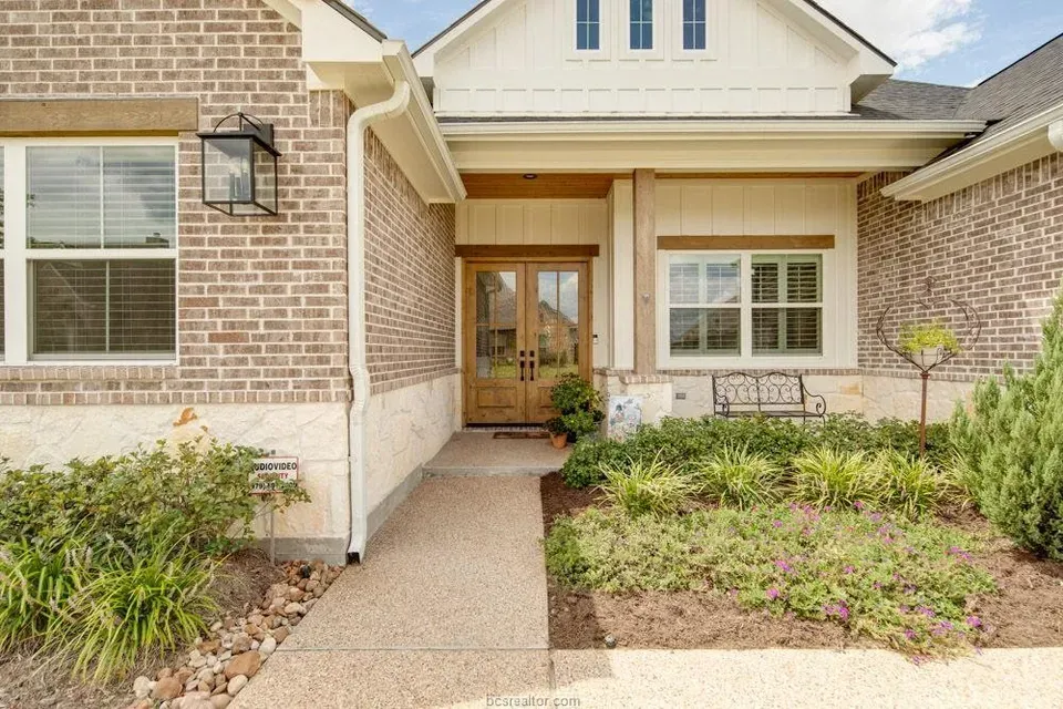 4 Bed 3 Bath Modern Contemporary Residence in College Station, TX - 3