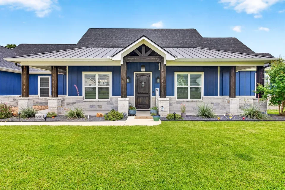 4 Bed 3 Bath Modern Contemporary Residence in College Station, TX