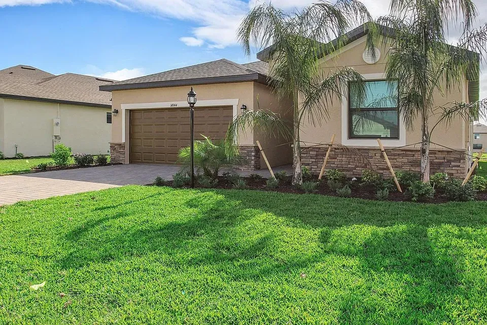 4 Bed 3 Bath Modern Contemporary Residence in Fort Myers, FL - 2