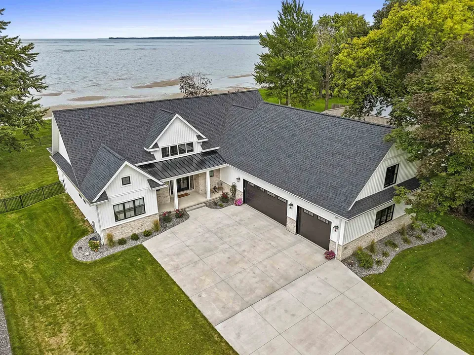 4 Bed 3 Bath Modern Contemporary Residence in Green Bay, WI - 3