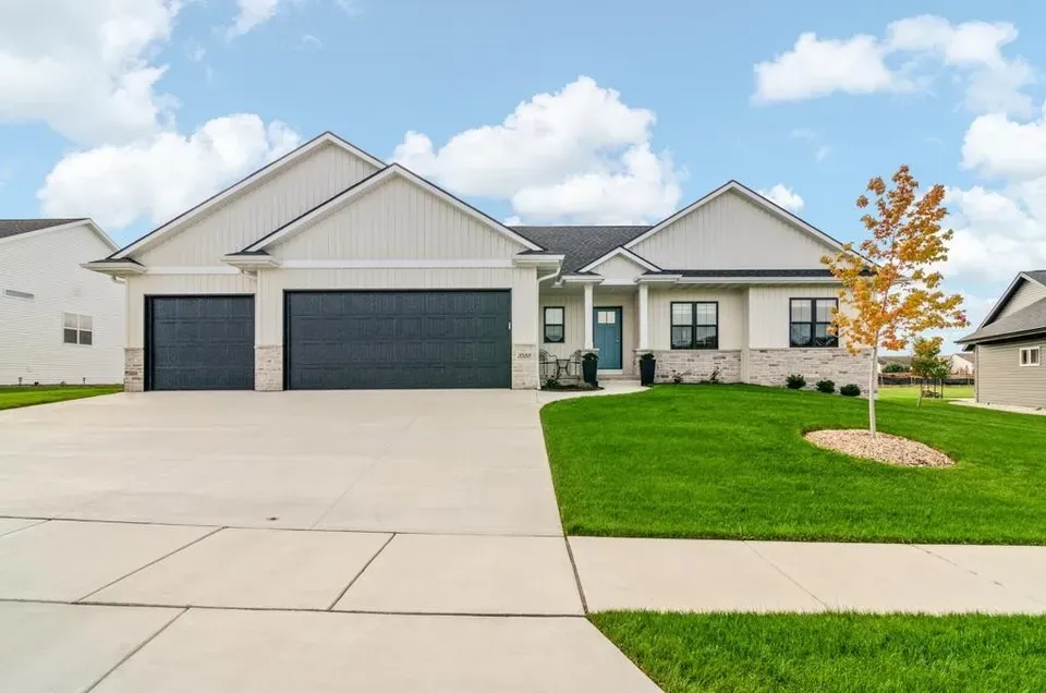 4 Bed 3 Bath Modern Contemporary Residence in Green Bay, WI - 1