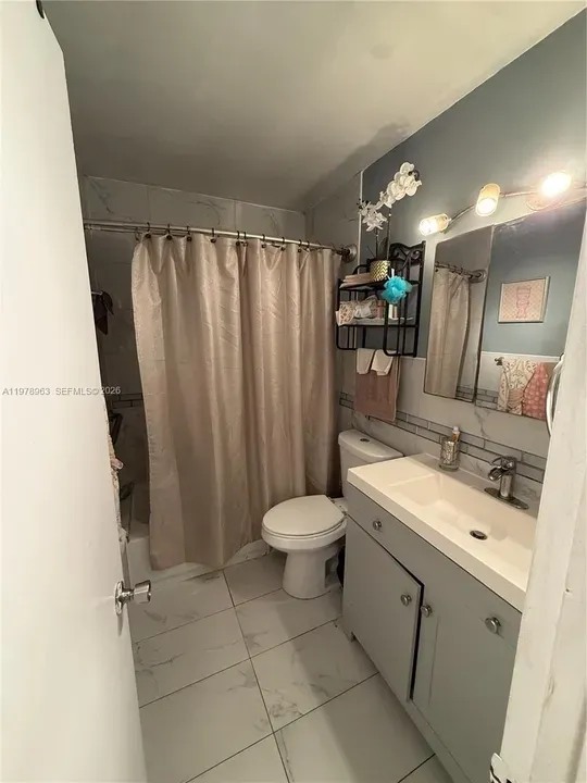 4 Bed 3 Bath Modern Contemporary Residence in Hollywood, FL - 5