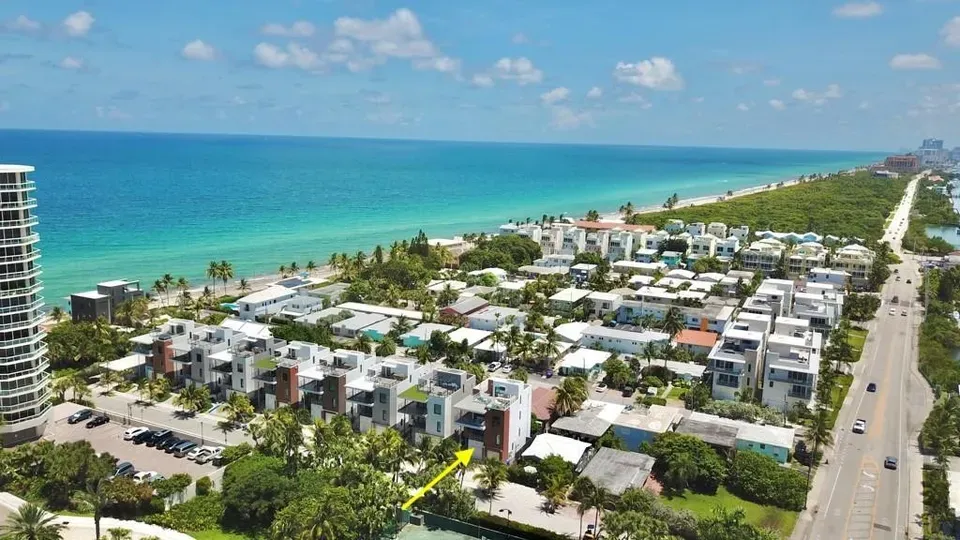 4 Bed 3 Bath Modern Contemporary Residence in Hollywood, FL - 2