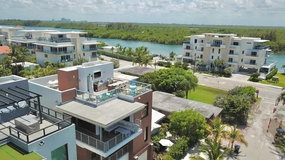 4 Bed 3 Bath Modern Contemporary Residence in Hollywood, FL - 3