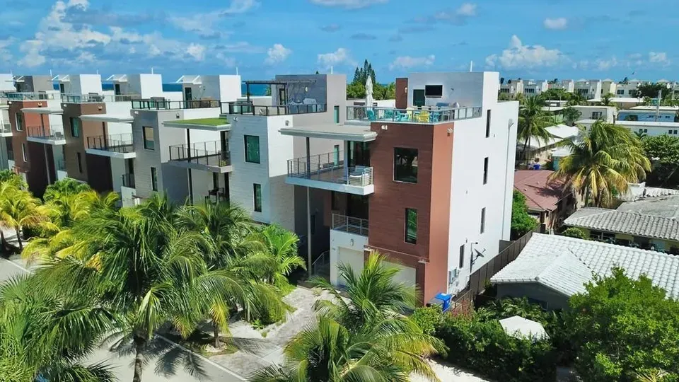4 Bed 3 Bath Modern Contemporary Residence in Hollywood, FL - 5