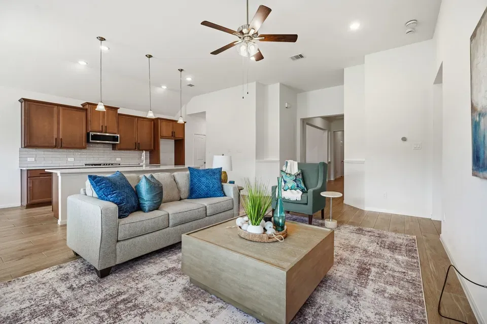 4 Bed 3 Bath Modern Contemporary Residence in League City, TX - 2