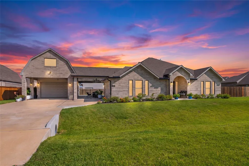 4 Bed 3 Bath Modern Contemporary Residence in League City, TX - 1