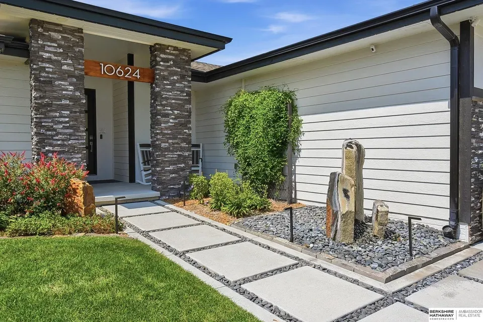4 Bed 3 Bath Modern Contemporary Residence in Omaha, NE - 4