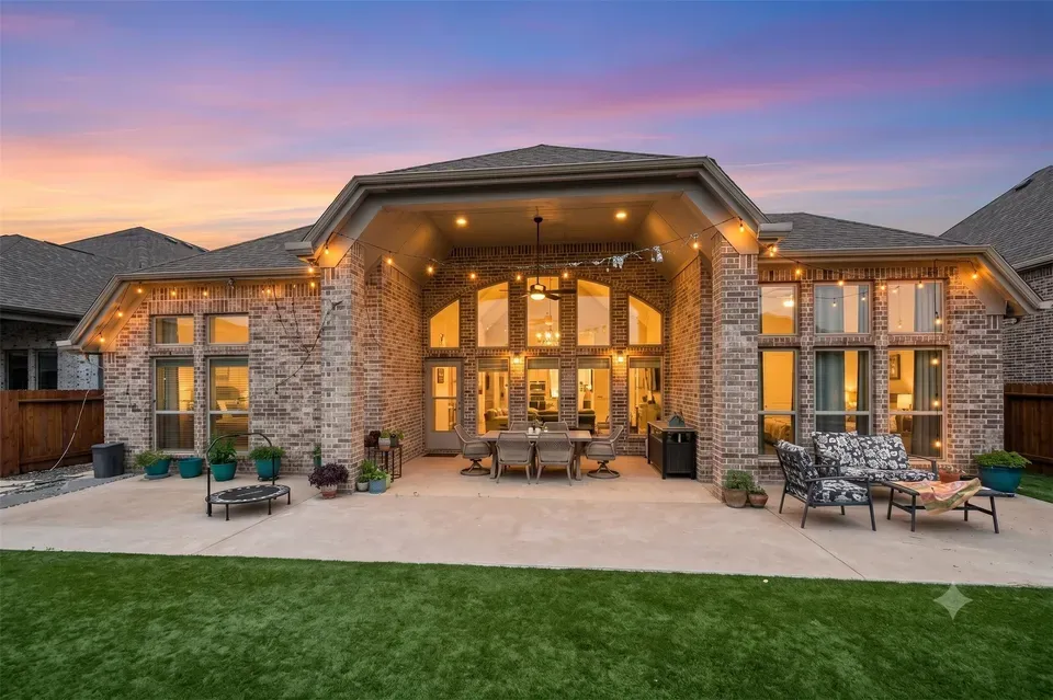4 Bed 3 Bath Modern Contemporary Residence in Pearland, TX
